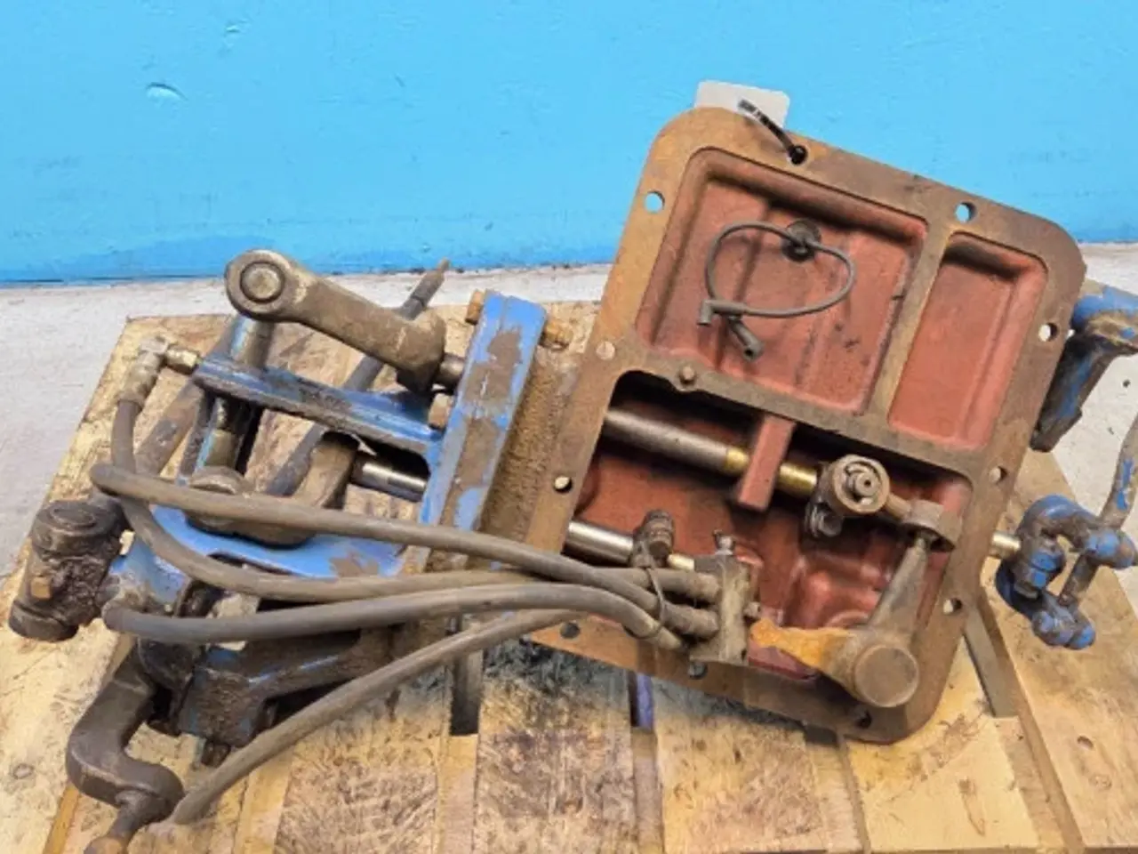 Billede 2 - Ford 8210 Dæksel E4NN7488AA