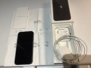 IPhone 11 pæn med( øretelefon aldrig brugt) lader
