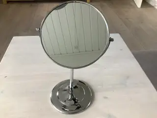 Makeupspejl, blandet kosmetik og plejetilbehør.