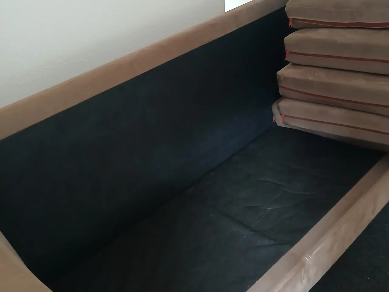 Billede 4 - tremme sofa grå, føles som ruskind/velour