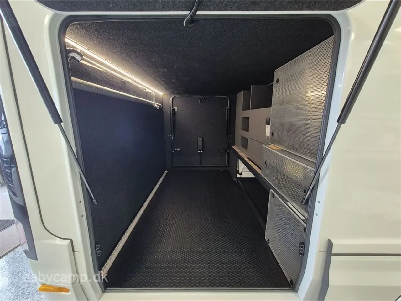 Billede 35 - 2025 - Niesmann+Bischoff Arto 78 solceller. 3x150 Ah lithium batterier. 3000w inverter. Elektrisk markise. Udv. gas/vand. Helårsdæk. 2x TV. Duo control. luft undervogn. Hydrauliske støtteben.