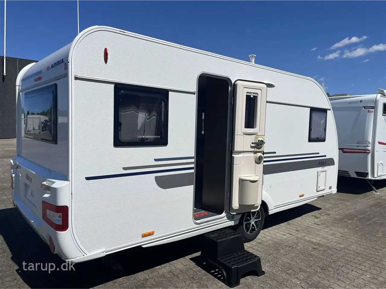 Billede 4 - 2016 - Adria Altea 472 PU Fortelt: Ventura D300, Truma mover, rundsiddegruppe, aircon., DuoControl, el-gulv-varme, køleskab m/ fryser, gulvtæpper, fransk dobbeltseng