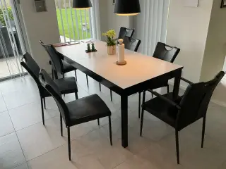 Spisebord med 8 stole