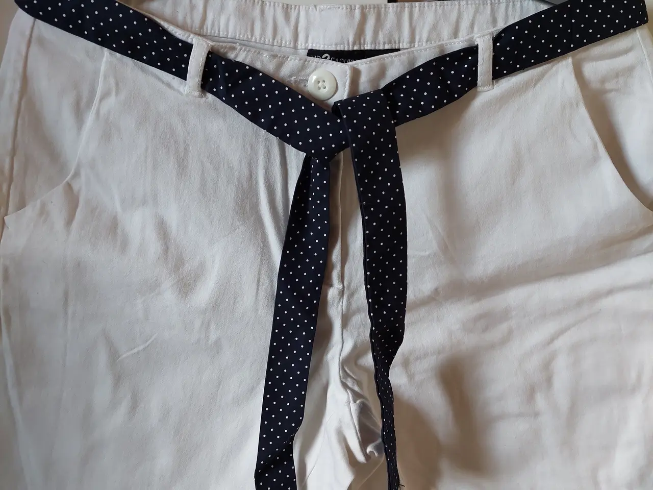 Billede 1 - Nye Shorts Hvide m Blåt bælte