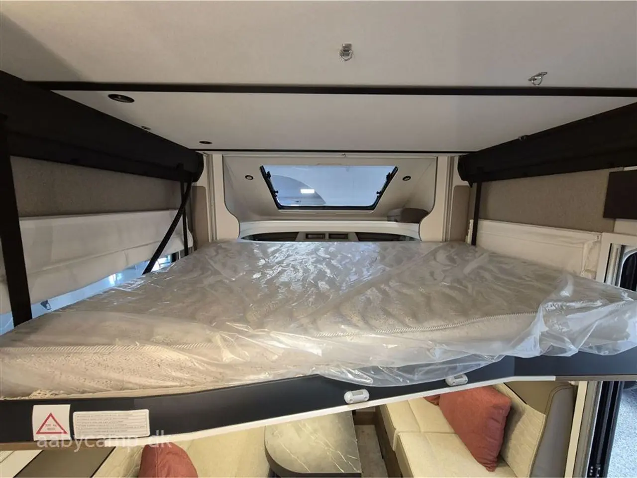 Billede 9 - 2027 - Benimar Yrteo 885 En lille veludstyret camper med et fantastisk rummeligt indre på kun 6,39 meter.