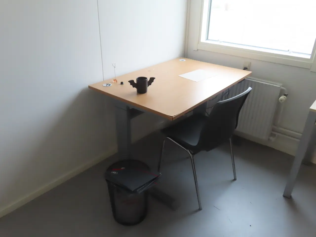 Billede 1 - Indhold i rum af diverse stole, reoler mv.