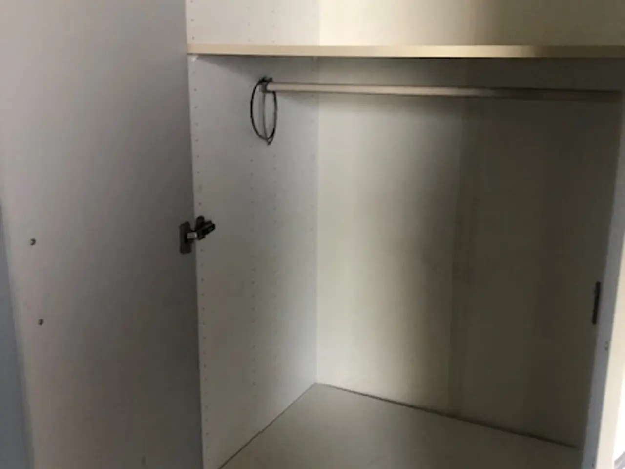 Billede 14 - Garderobeskab , Grå skabslåger 1500kr