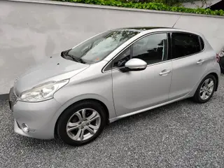 Peugeot 208 1,2 VTi Allure Sky