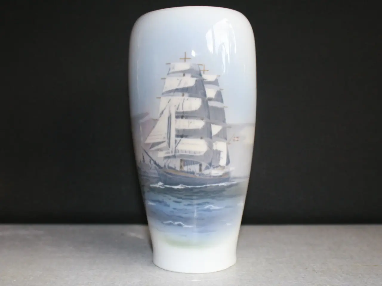 Billede 1 - Vase med Skoleskibet Georg Stage, Royal Copenhagen
