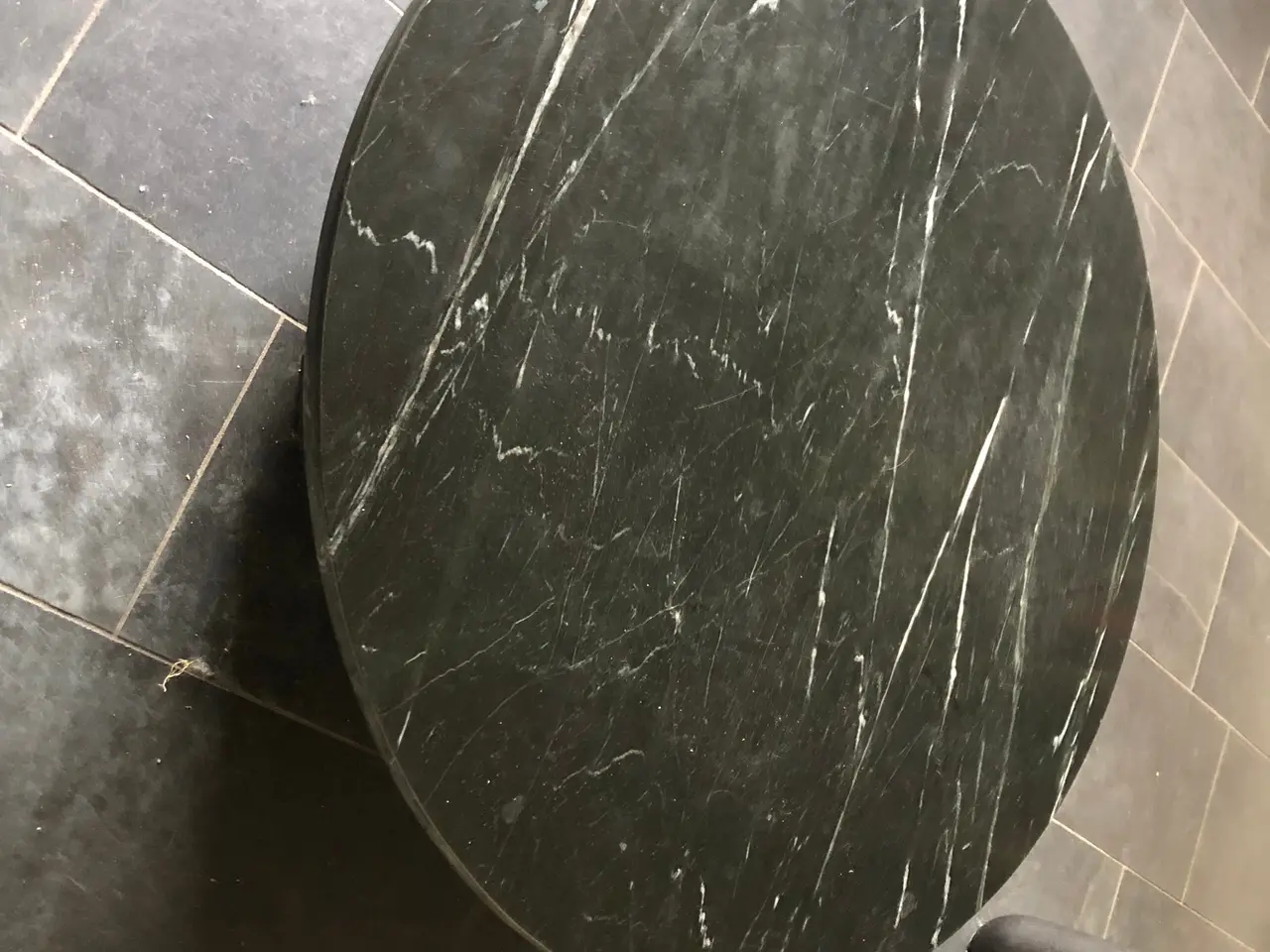Billede 2 - 90cm rundt sofabord i træ og sort marmor