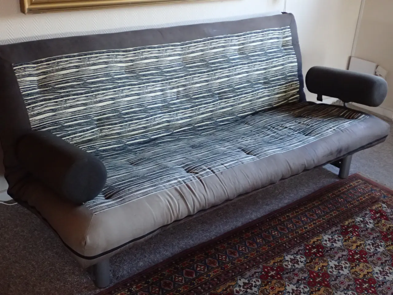 Billede 2 - Sovesofa FUTON med armlæn og magasin.