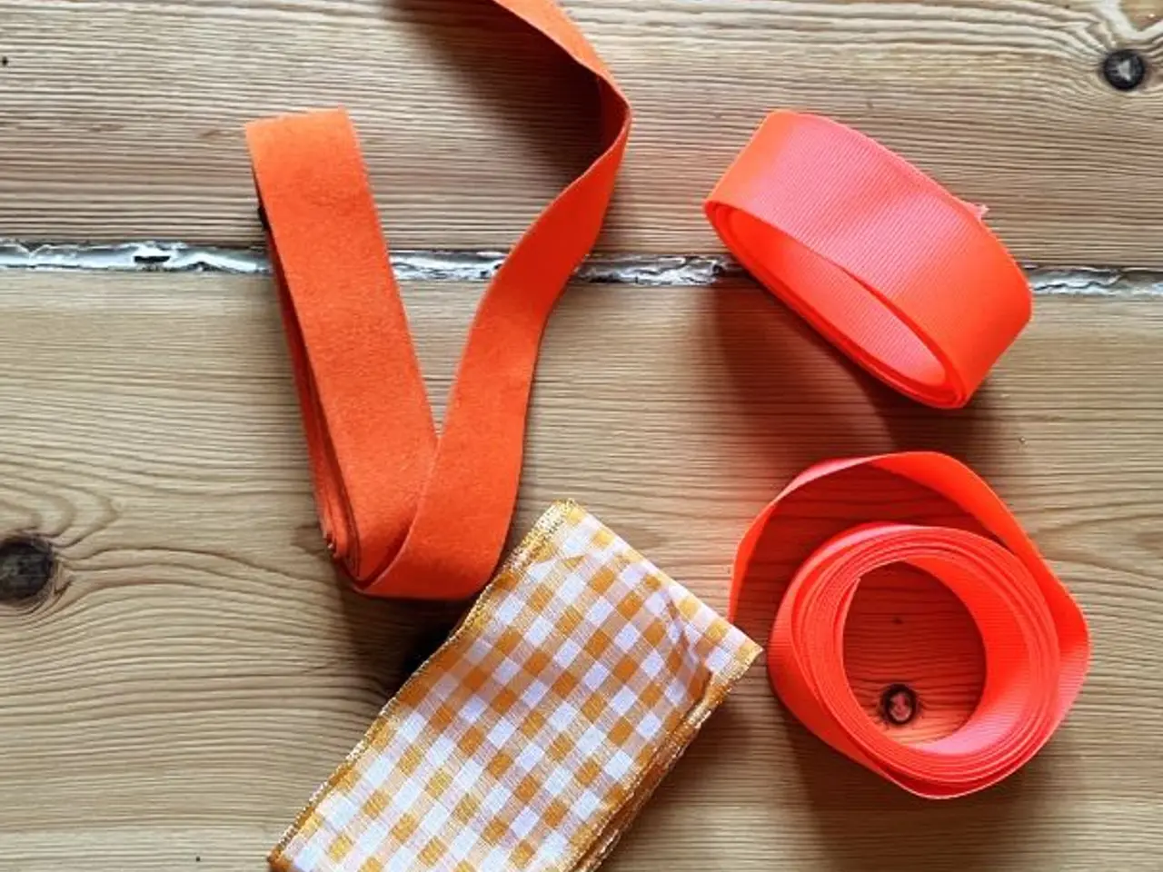 Billede 3 - Orange bånd og sløjfer. 4 forskellige.