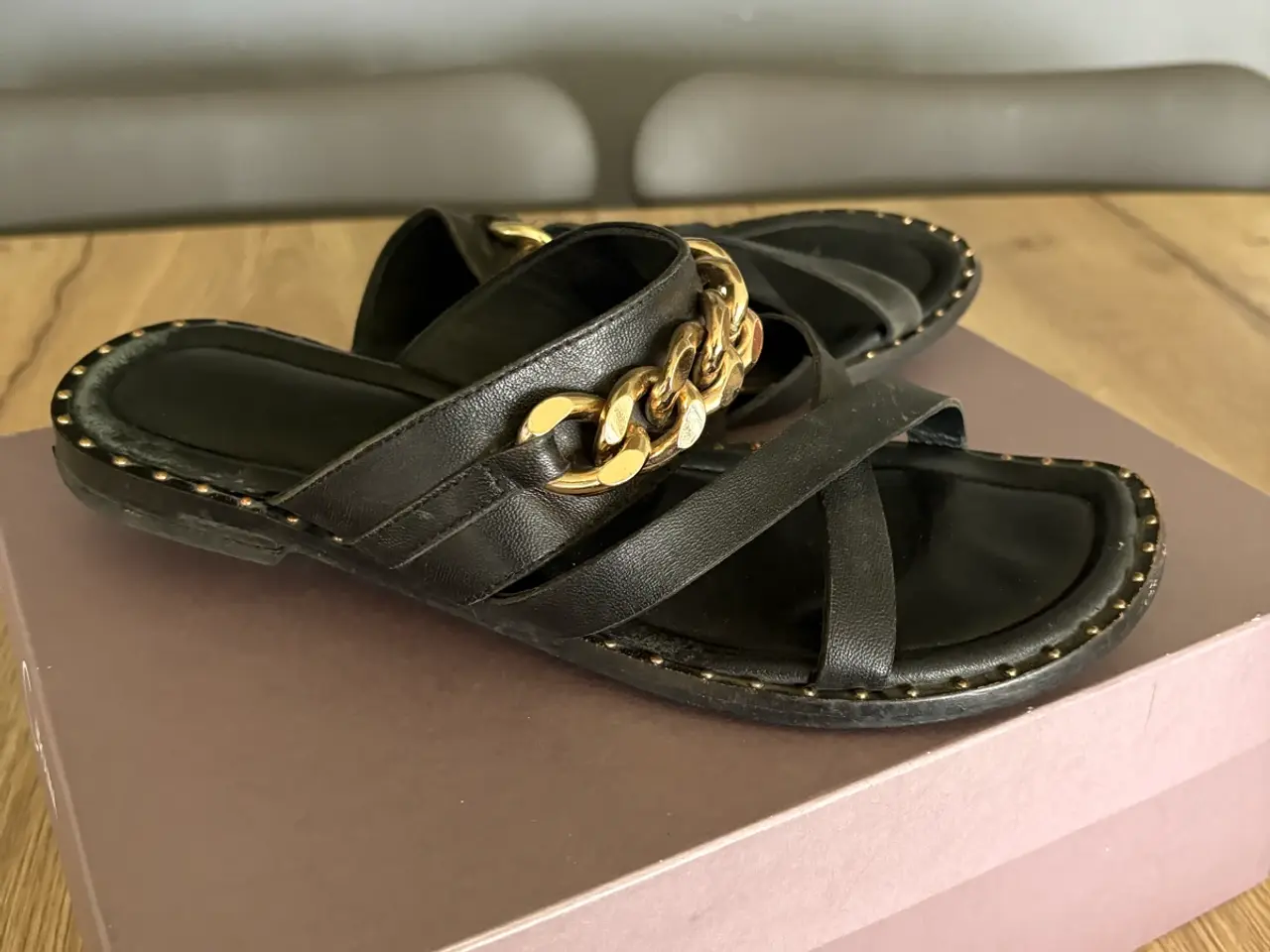 Billede 2 - Smarte sorte sandaler m/guldkæde i str. 40