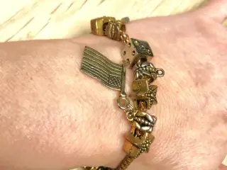 Charm-armbånd. Armbånd med forskellige led.