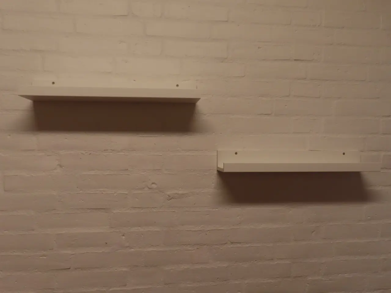 Billede 3 - Indhold på værelse af bord, køjeseng, skab mv.