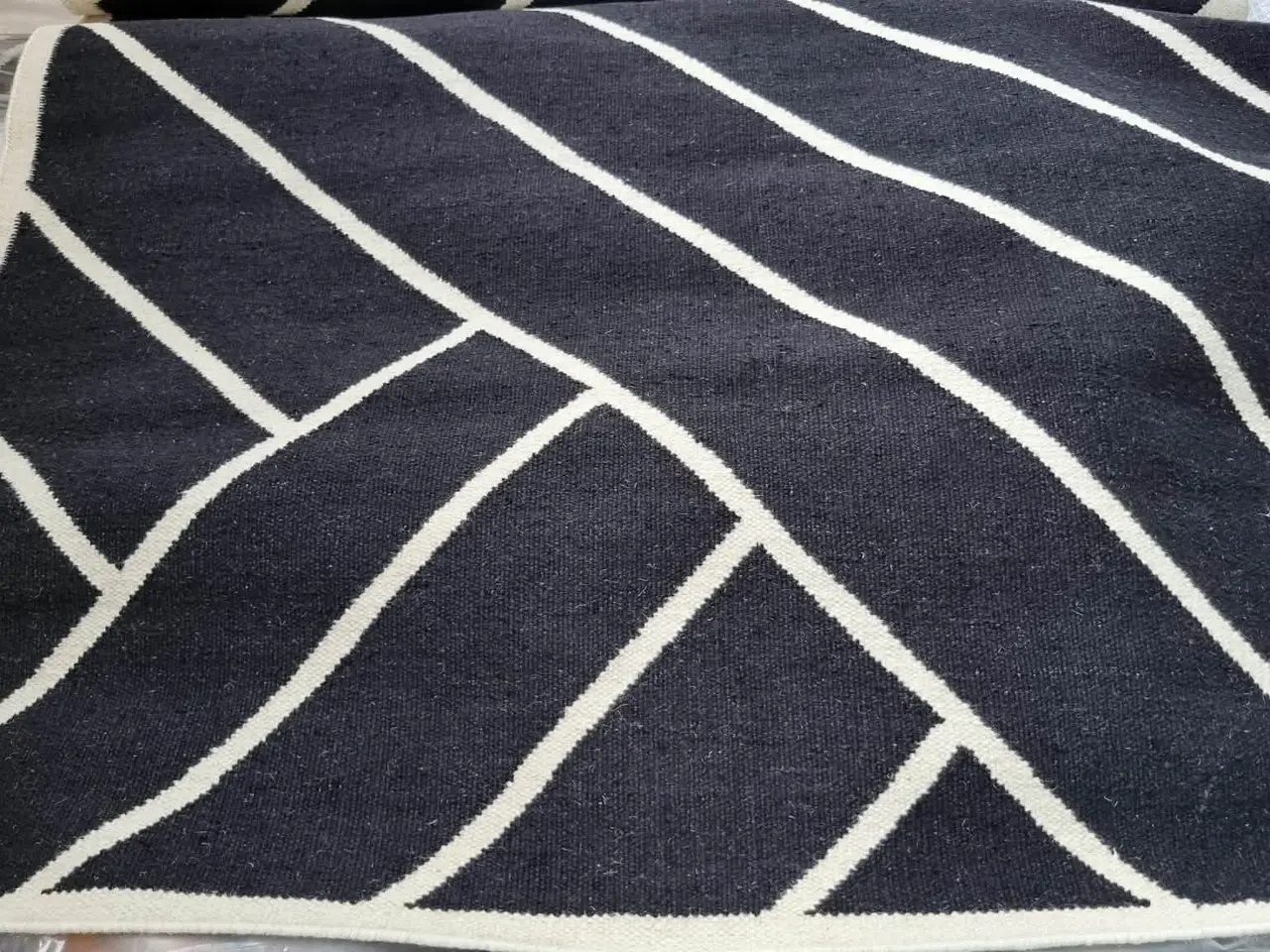 Billede 1 - Uldtæppe 140 × 200 cm – 100 % uld – Nyt
