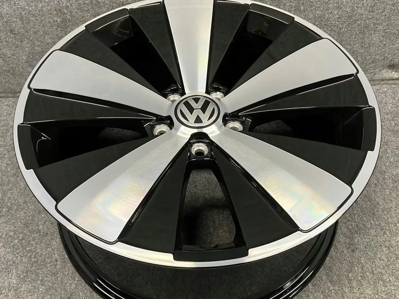 Billede 1 - ALUFÆLGE VW BEETLE 5C0 TWISTER 18"