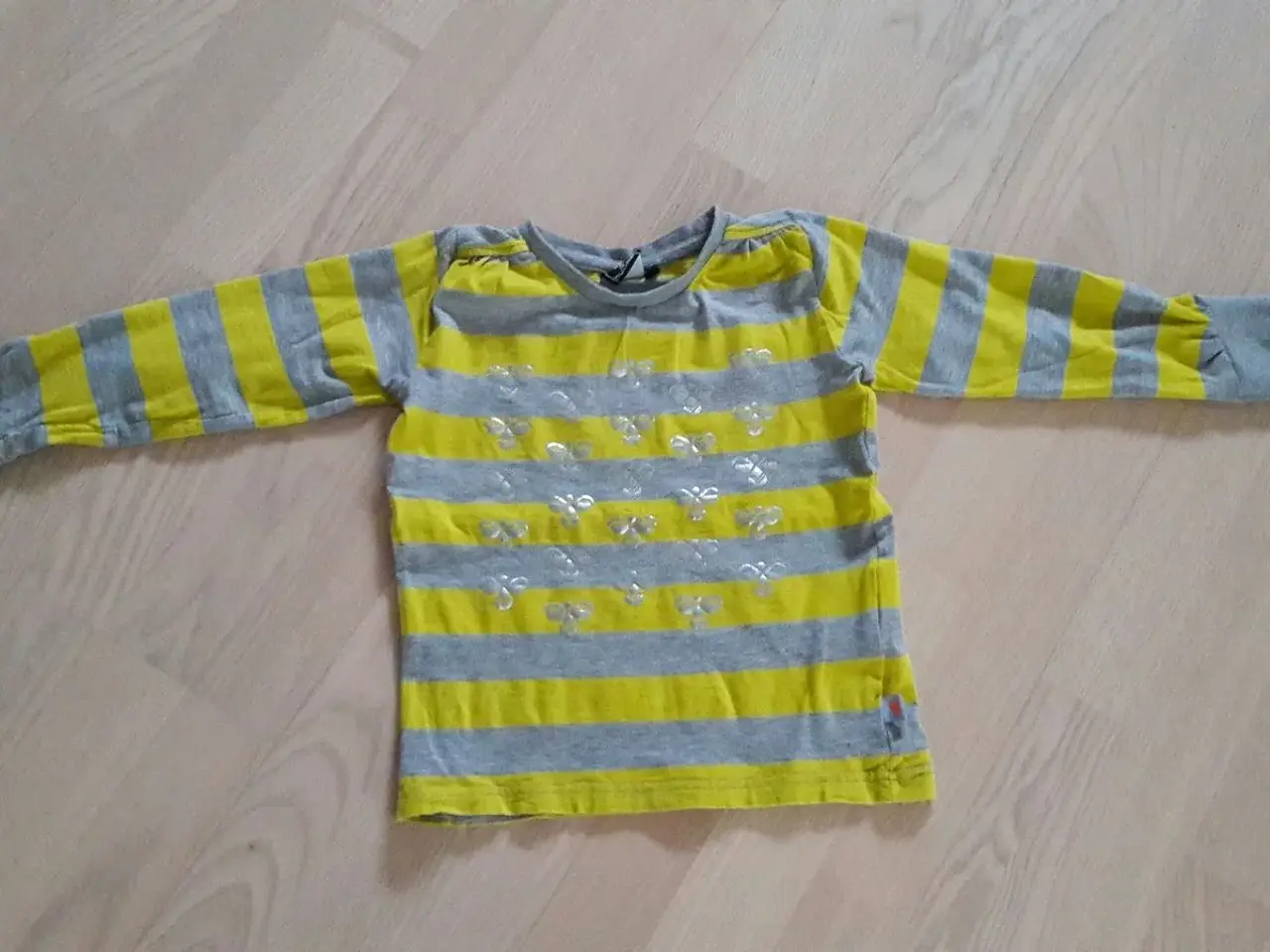 Billede 1 - Hummel  bluse str 104