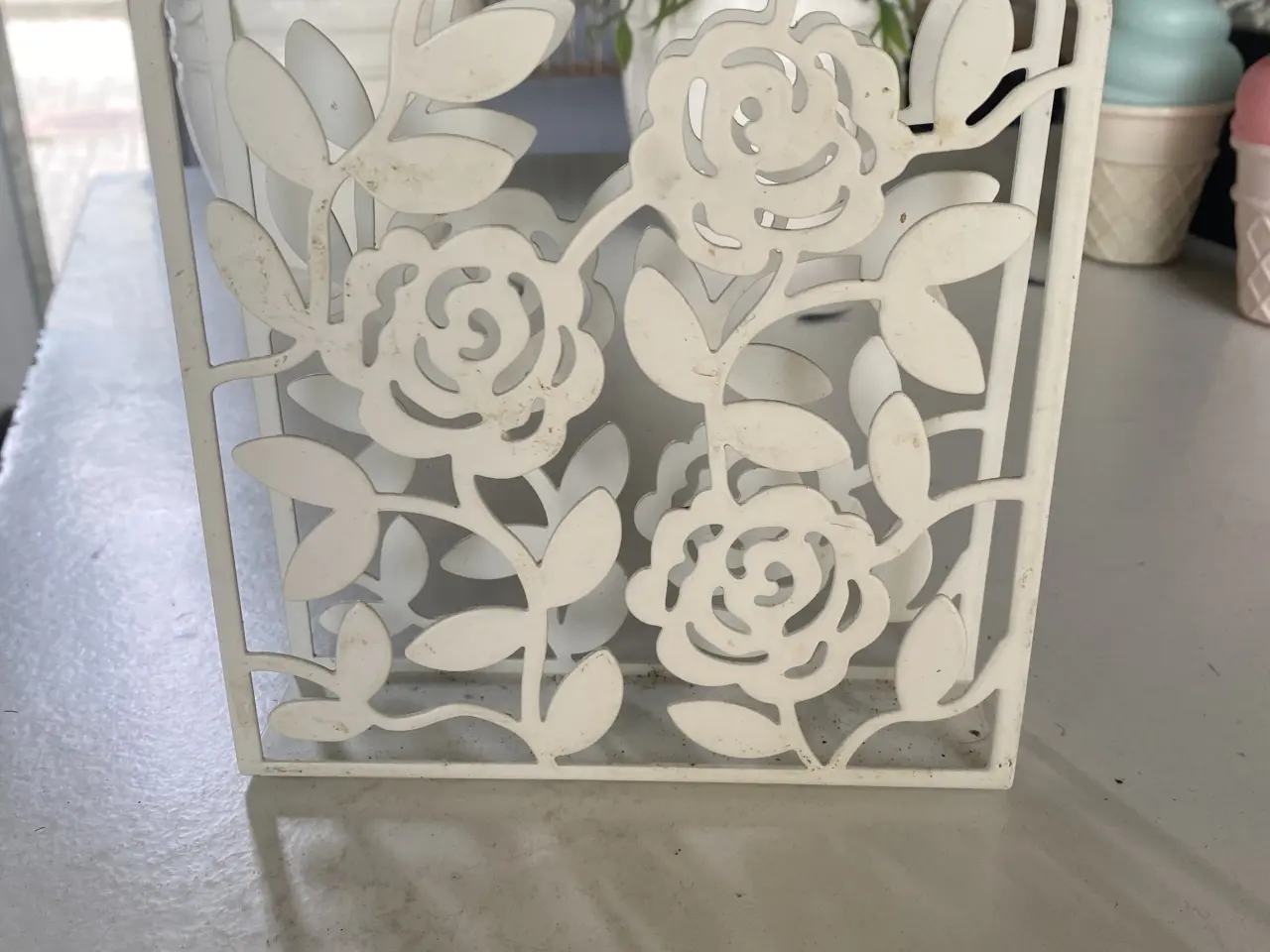 Billede 1 - Servietholder i hvid med flot blomstermønster