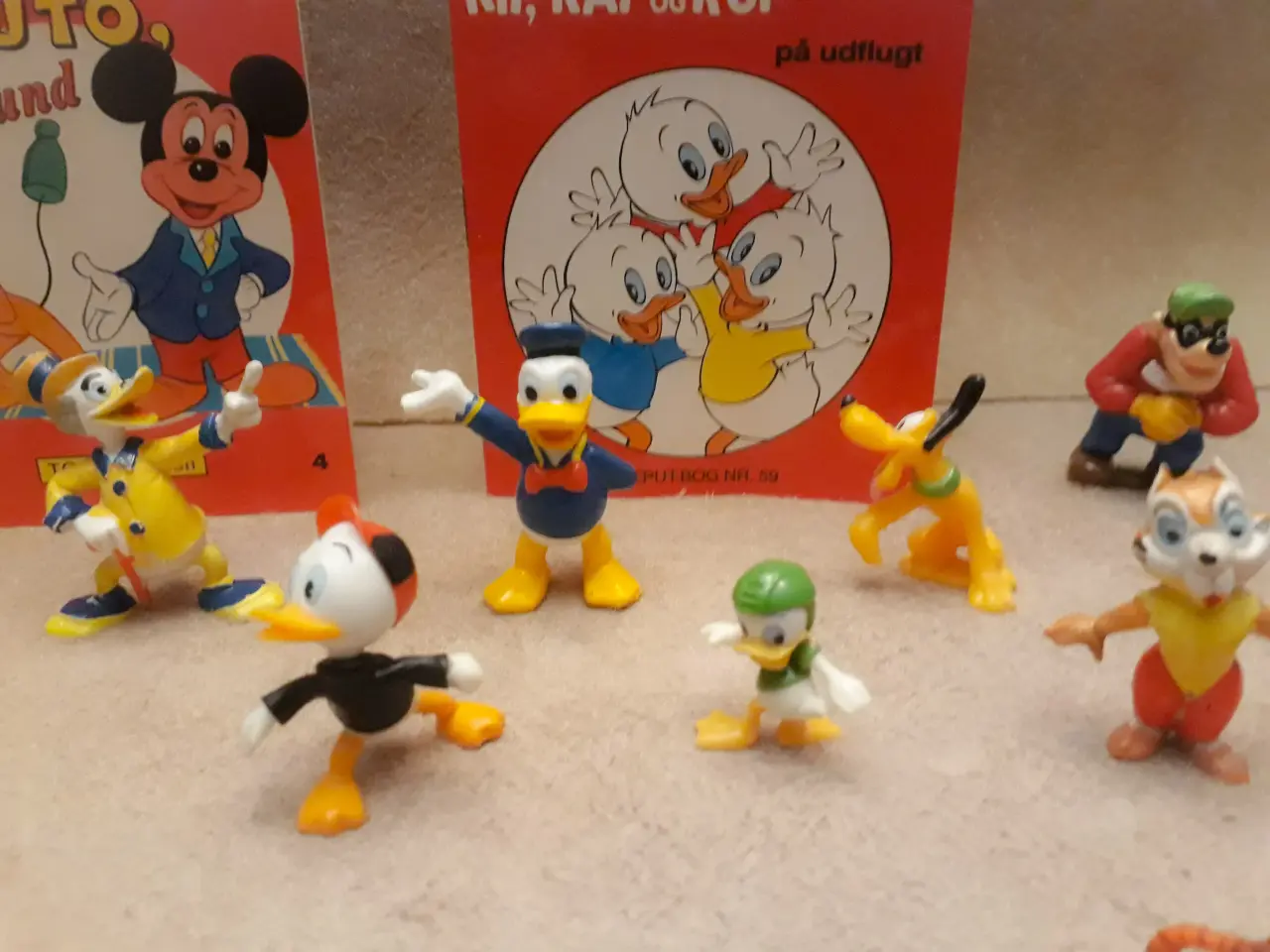 Billede 7 - 18 Disney Figurer, 2 Disneys Bøger