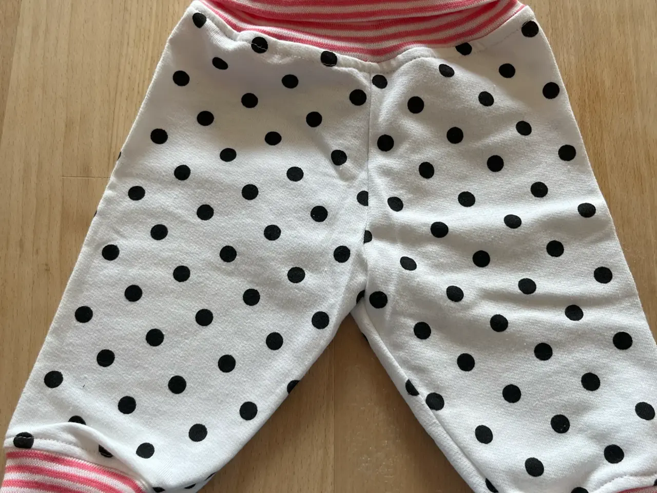 Billede 2 - Unika, eget design- babybukser str. 56