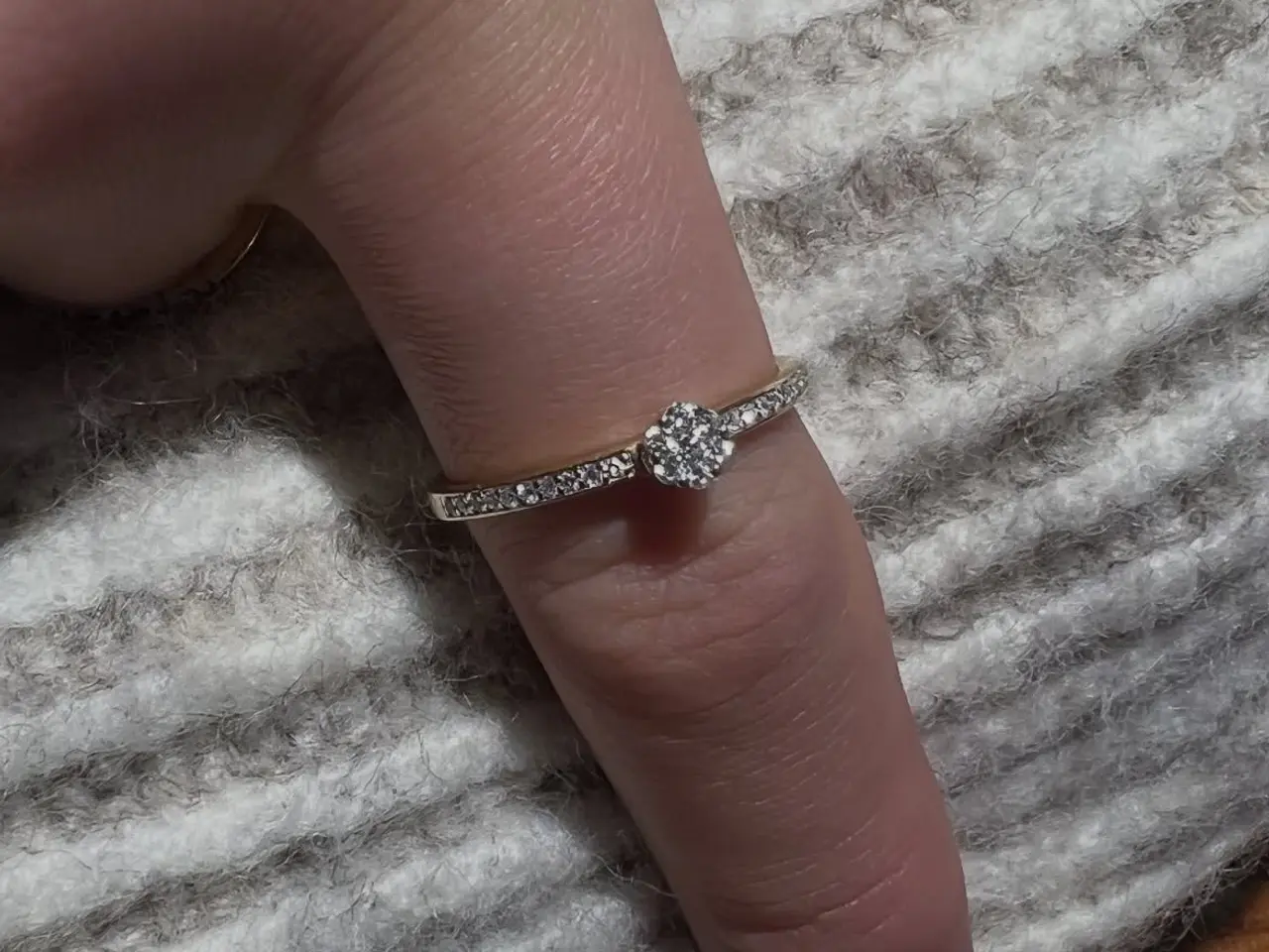 Billede 4 - Smuk feminin guld ring med diamanter