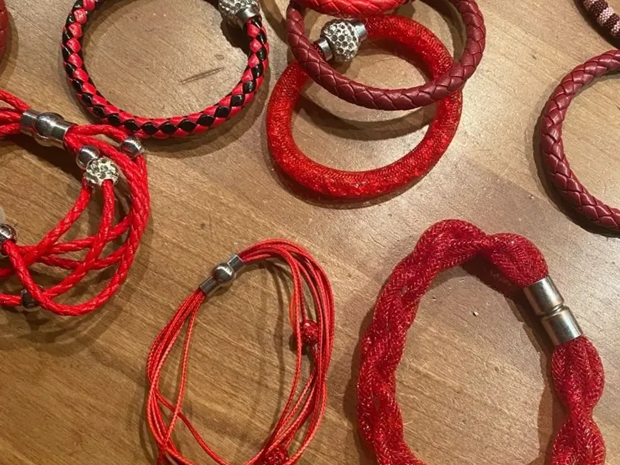 Billede 2 - Flotte røde armbånd
