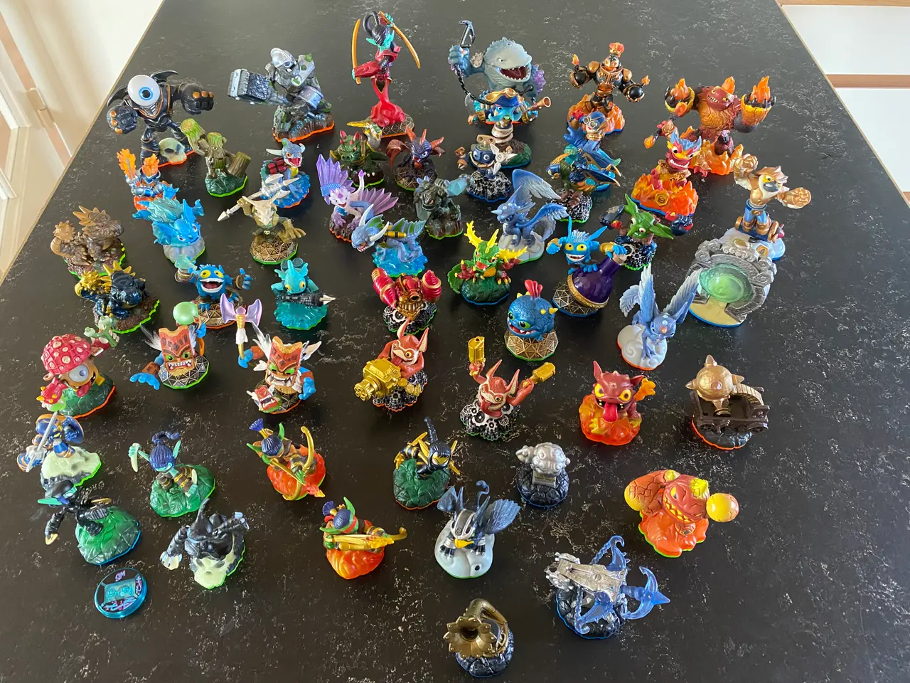 Billede 1 - 53 stk. Skylanders og rund taske og 1 mønt