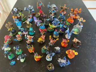 53 stk. Skylanders og rund taske og 1 mønt