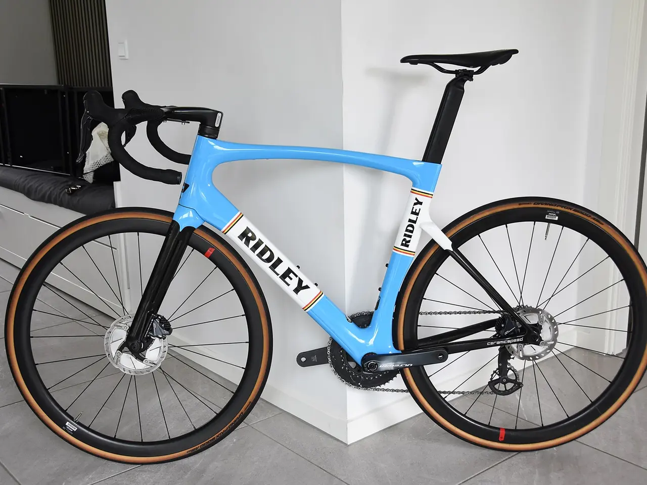 Billede 1 - carbon racercykel med elektronisk gear