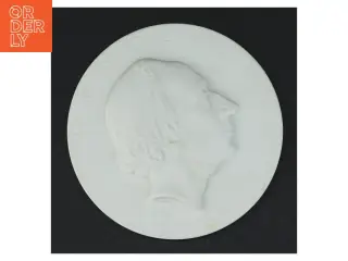 Hvid porcelænsplatte med relief af H.C.Andersen fra Royal Copenhagen (str. Ø 10,5 cm)