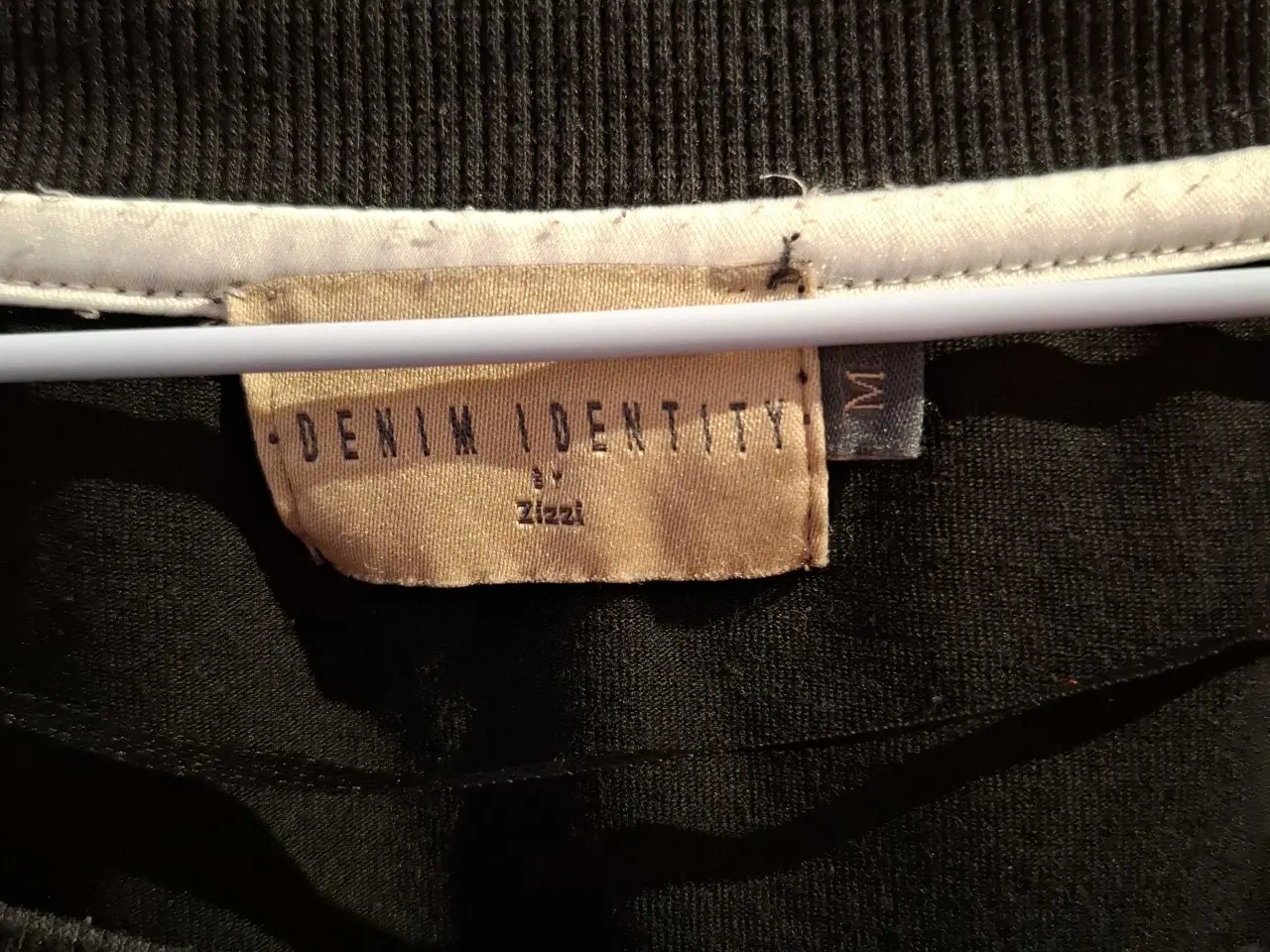 Billede 3 - Sort bluse fra Zizzi medium dødningehoved