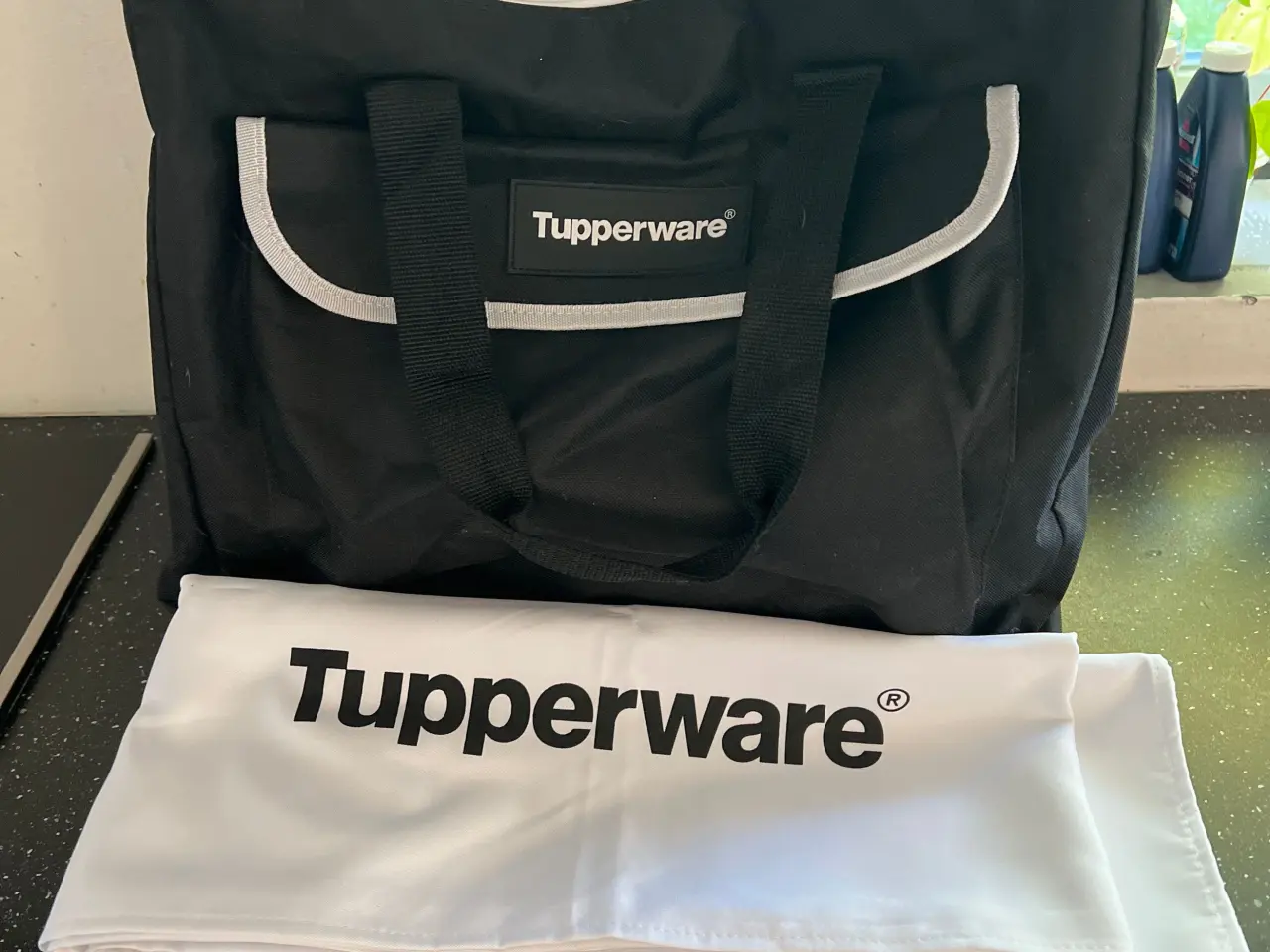 Billede 1 - Tupperware taske og dug