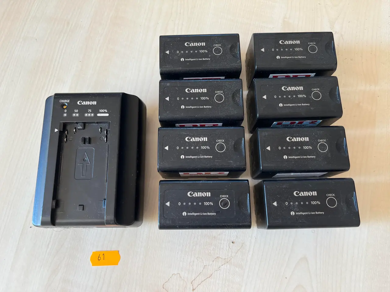 Billede 1 - Oplader og 8. Stk. Canon batterier