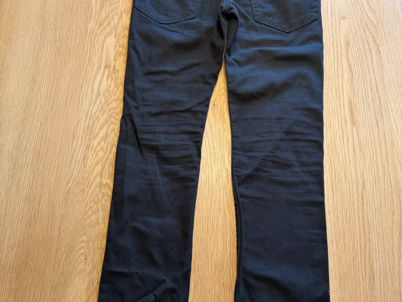 Billede 2 - Sorte jeans str. 134