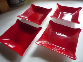 4 postkasserøde glas asietter