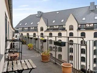 Nyt komfortkøleanlæg. Udsigt. Tagterrasse. Parkering. Gavlreklame...
