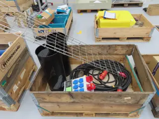 Palle med kraftforlængerledning samt byggepladstavle VAERK