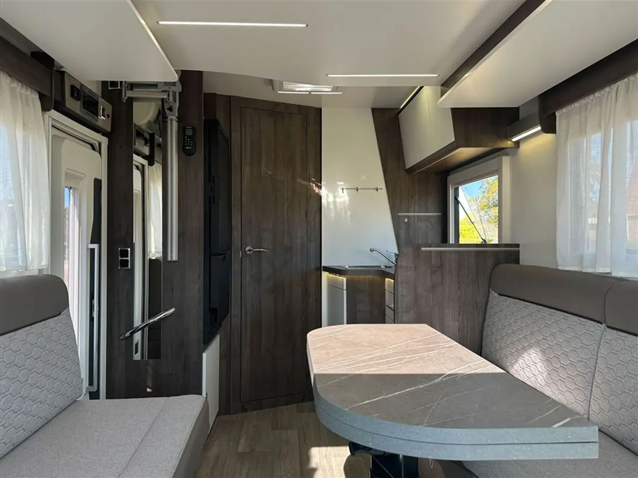 Billede 2 - 2025 - Benimar Tessoro 488 SELECT Benimar 488 (2025) Delintegreret luksus med ekstrem strømpakke og adaptiv fartpilot
