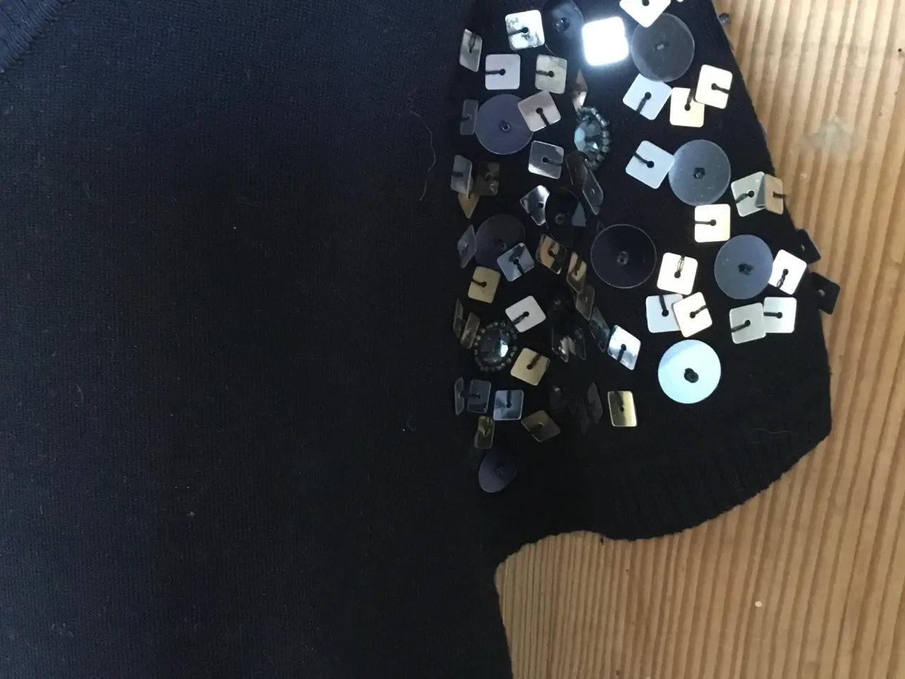 Billede 2 - Sort strikbluse 