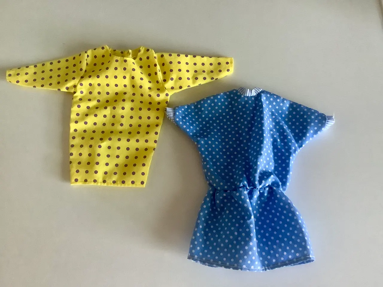 Billede 1 - Kjoler til gravid Barbie.Prisen er for begge.