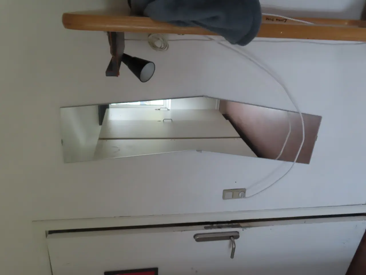 Billede 6 - Indhold på værelse af bord, køjeseng, skab mv.