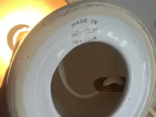 Bordlampe i glaseret hvid keramik med messing