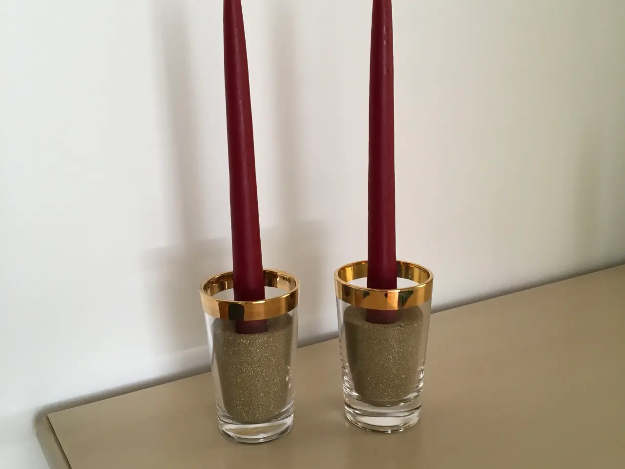 Billede 3 - 2 glas lysestager med gyldent kant og sand i gylde
