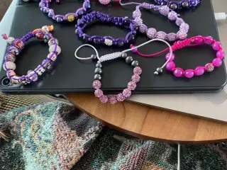 Nye knyttede armbånd