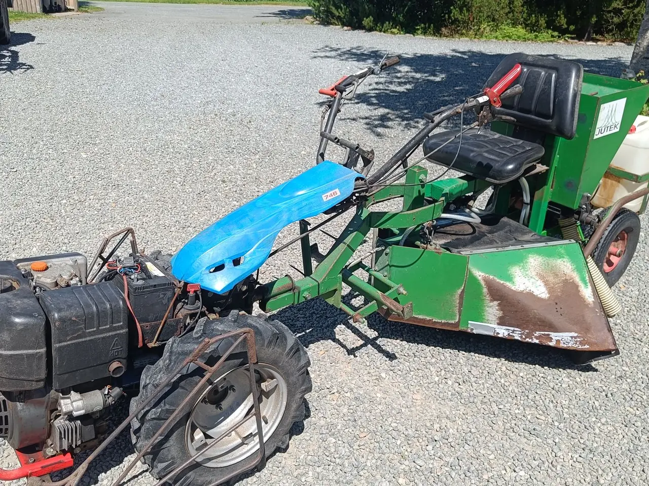Billede 4 - - - - To hjuls traktor med gødning og sprøjte tilbehør (momsfri)