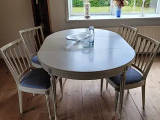 Flot spisebord med 4 stole