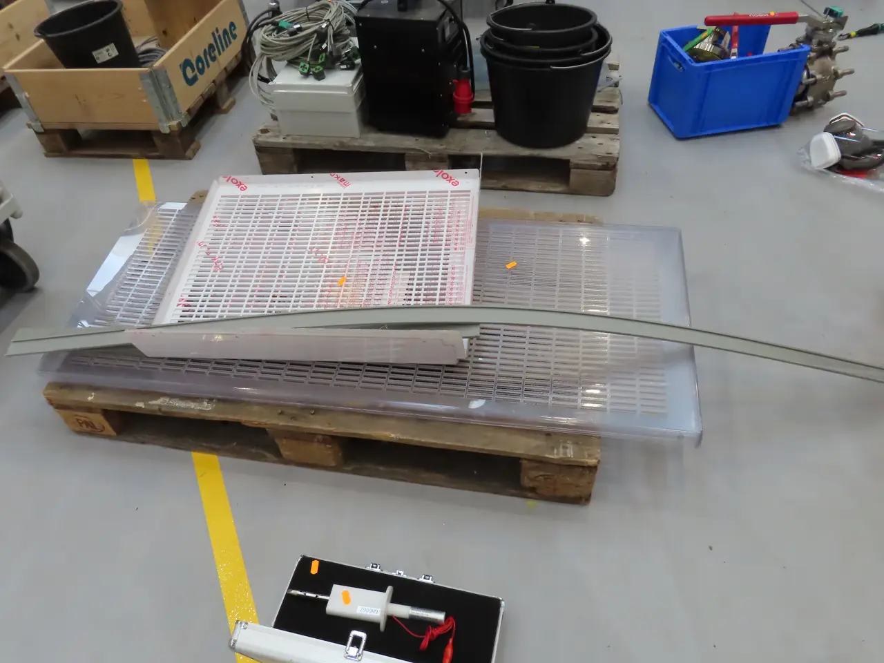 Billede 7 - Palle med div. plexiglas, kabelføringsskinner m.m.