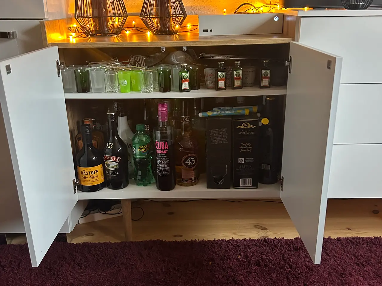 Billede 4 - TV-skænk/kommode i hvid og træfarve