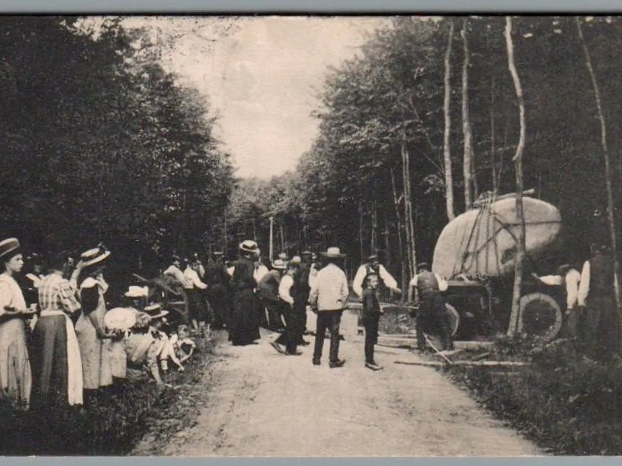 Billede 1 - Sten flyttes - Stemplet Ærøskøbing 1910 - Postkort - Brugt